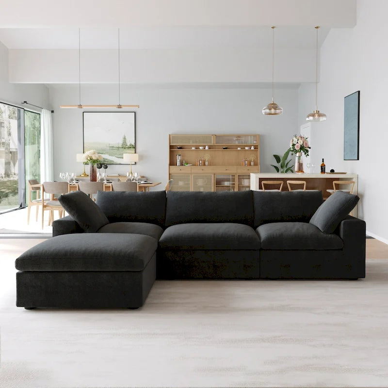 Canapé d’angle noir généreusement rembourré de duvet avec pouf