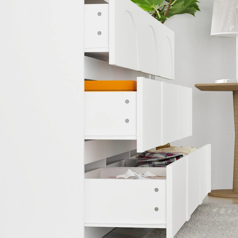 Cómoda blanca de 9 cajones con diseño elegante y sistema antivuelco